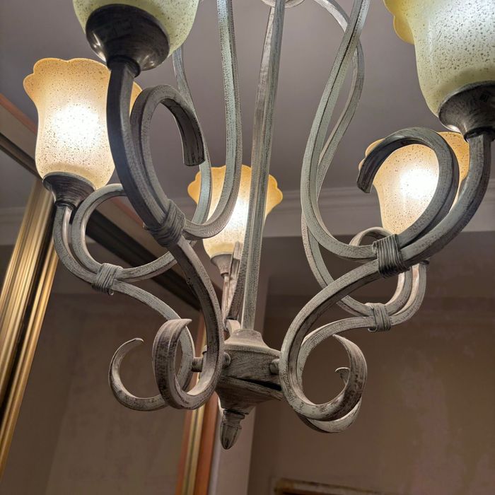 Продам люстры в отличном состояний