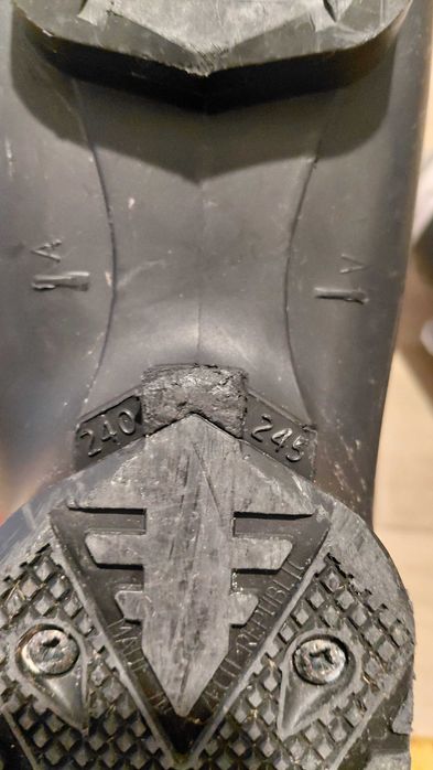 Clapari schi Head putin folositi, stare foarte buna, marime 38-39