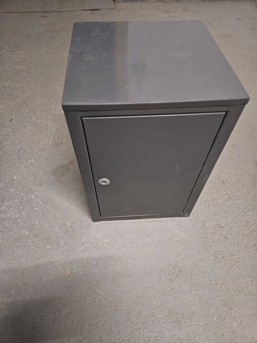 Железный шкаф, сейф.