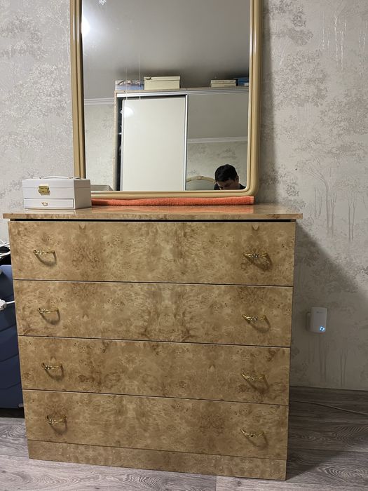 Комод с зеркаом в хорошем состояни