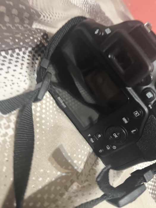 Фотоапарати Nikon D3200 и D3500