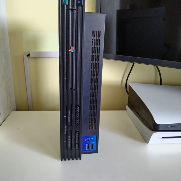 Consola playstaion 2 FAT cu controller original si dau gratis un memory card si adaptor pt AV