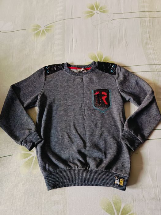 Теплые свитера на мальчика,на 6-7 лет.