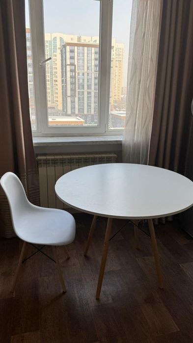 Продам стол белый круглый