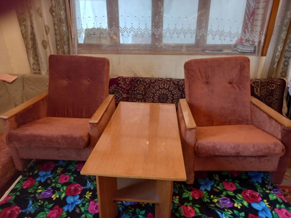 Kresla 2 dona jurnali stoliki bilan sotiladi , holat yangidayi