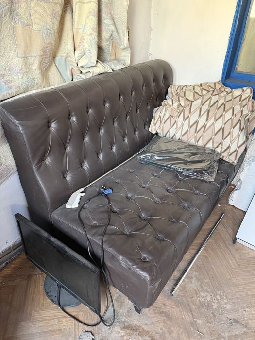 Диван коричневый