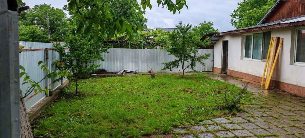 Casă bătrânească, locuibilă cu puțină gospodărire.