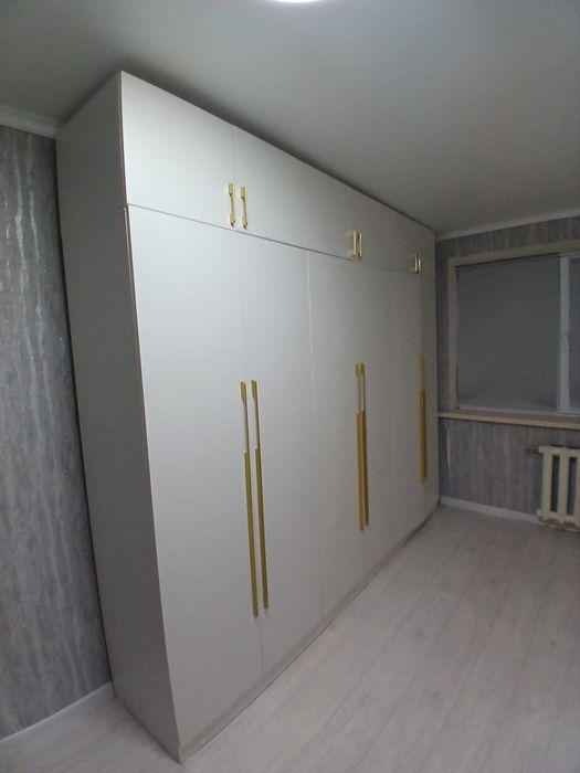 Красивый новый щифонер для одежды