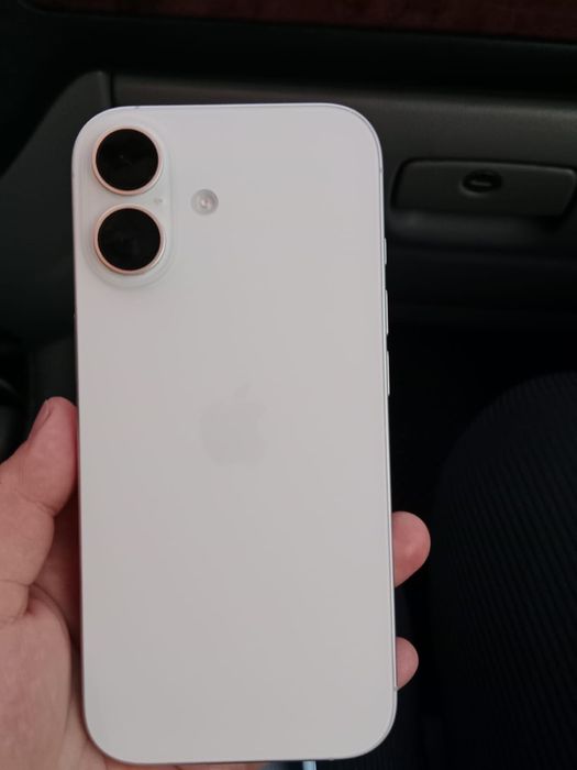 Iphone 17  белый