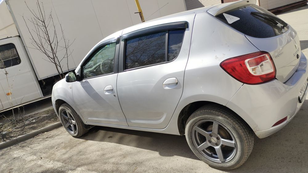 Продам машину Рено Сандеро