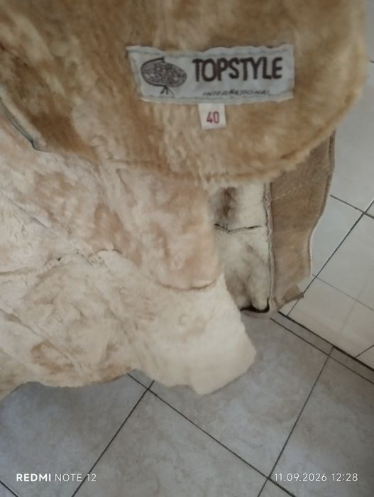 Vind doua paltoane de blană