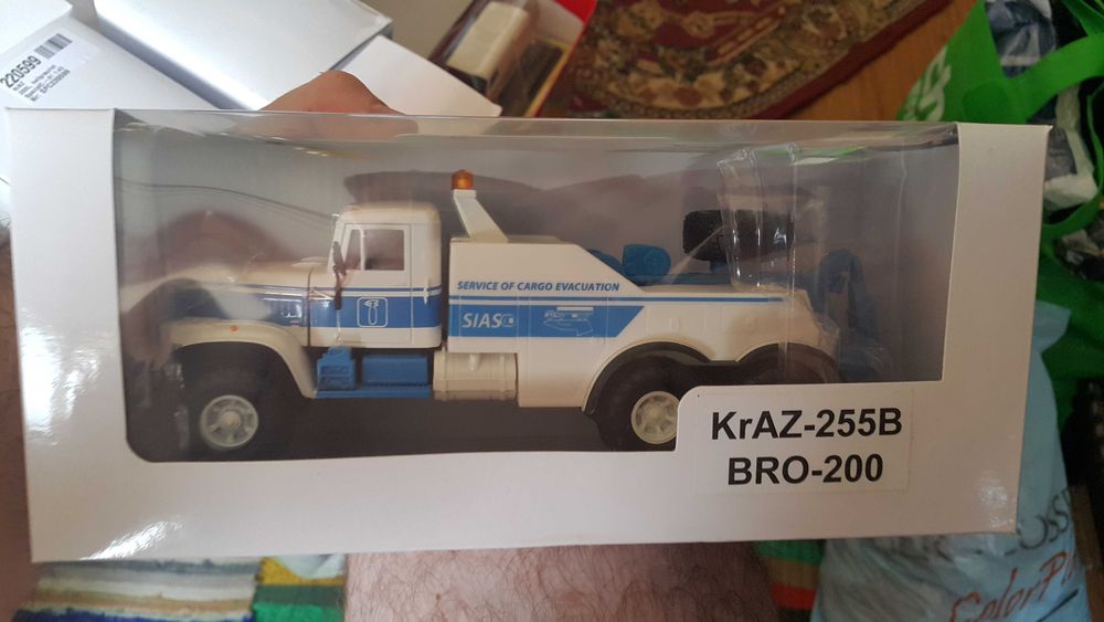 Macheta camion KrAZ-255B asistenta, scara 1:43