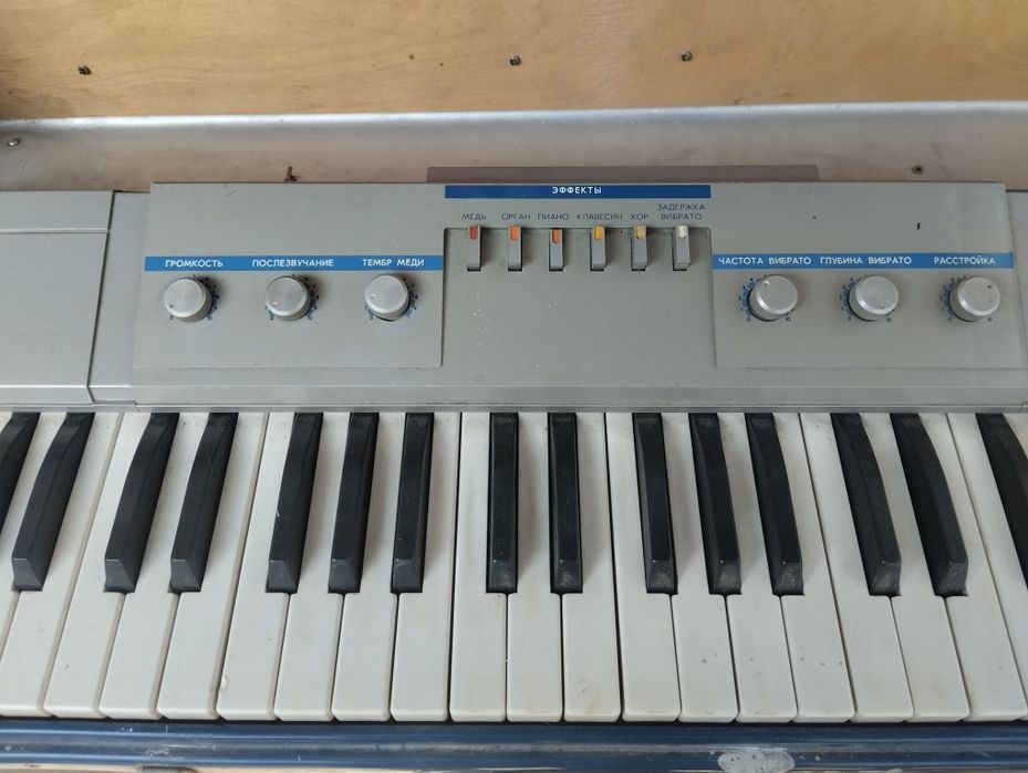 Продается синтезатор советский