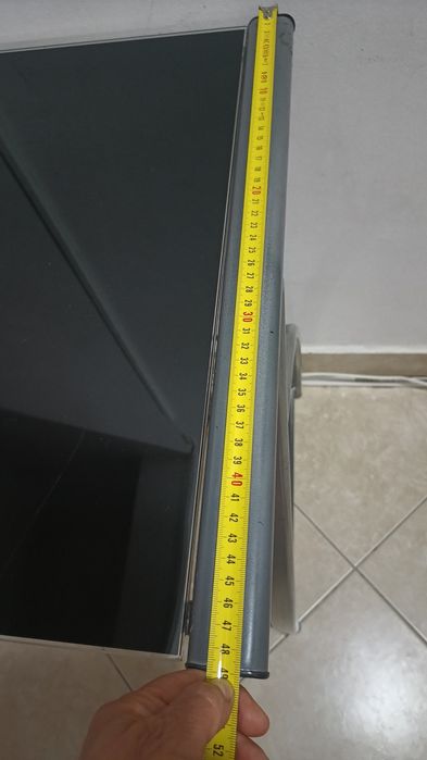 Birou de studiu din sticlă neagră cu bare metalice argintii
