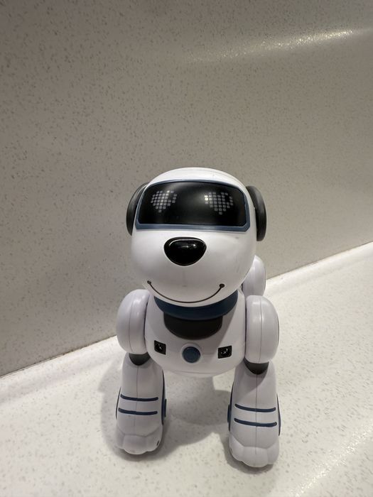 Робот-щенок на пульте