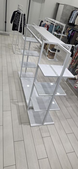 Стелаж за дрехи -бял