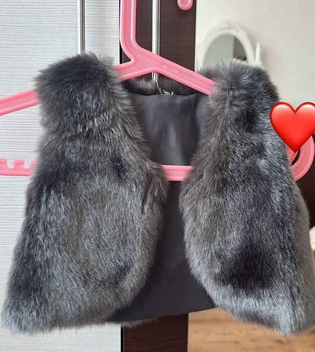 Vand 2 geci si 2 vestute fetite - 200 RON