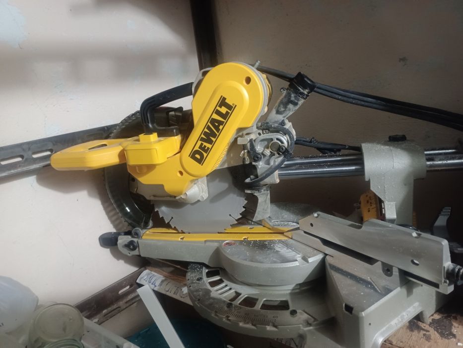 Продам торцовку Dewalt 727, 250 диск