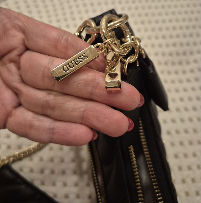 Чисто нова оригинална черна чанта за рамо Guess с метална верижка