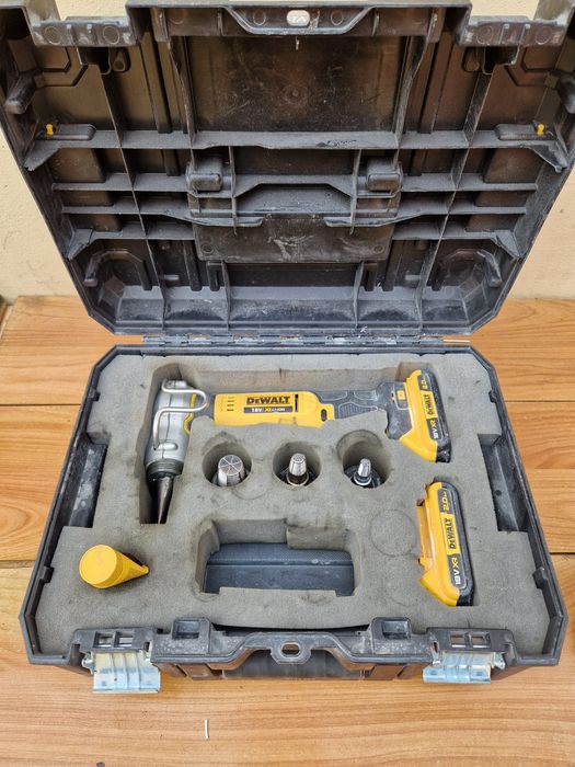 Masina pentru expandat tevi PEX Dewalt DCE 400