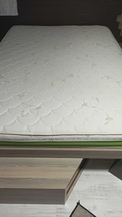 Pat de vânzare aproape nou cu saltea.