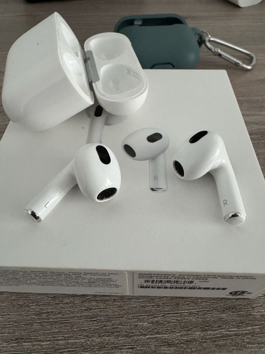 AirPods Gen 3 ( like new )