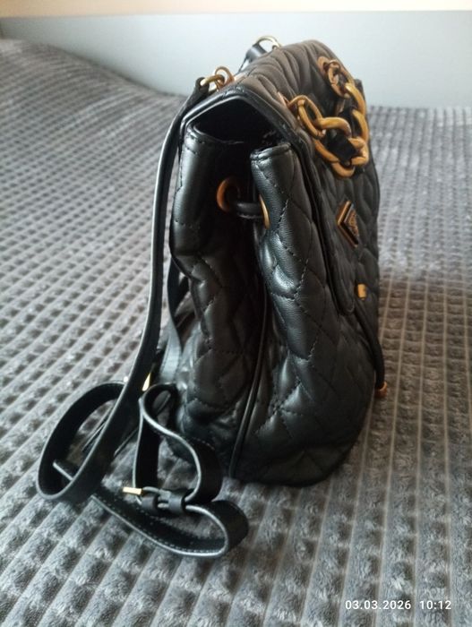 Оригинална раничка Guess