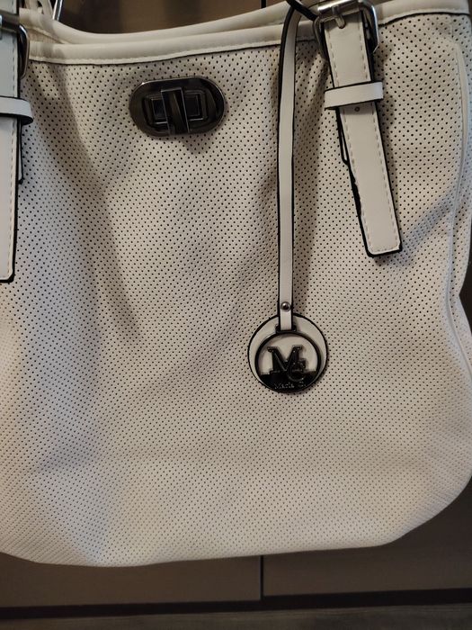 Бяла дамска чанта с перфорация.