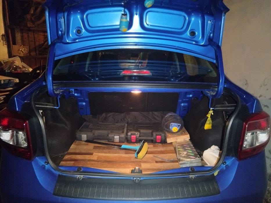Машина Renault Logan