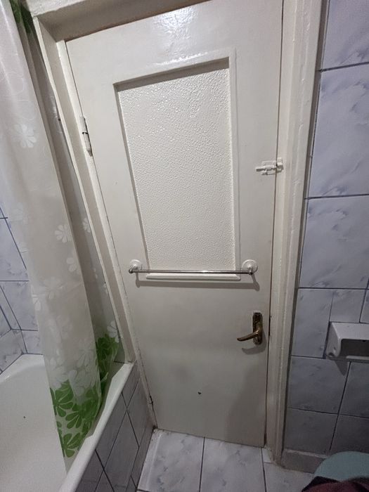 Usi de vanzare din lemn masiv