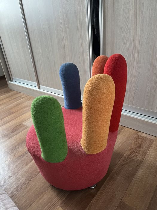 Цветное кресло рука