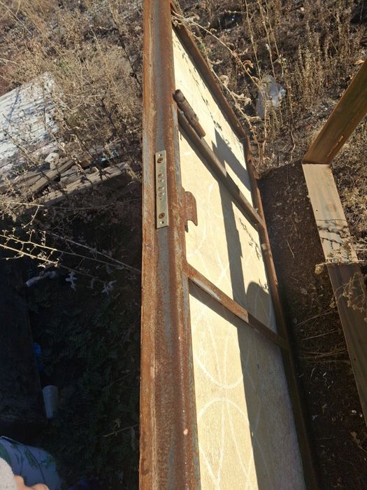 Продам металлическую дверь