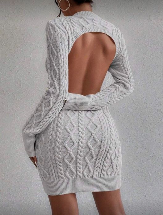 Рокля с гол гръб