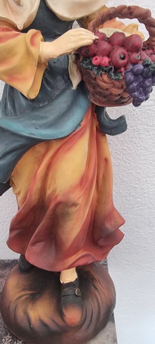 Figurina Femeia cu cos de fructe