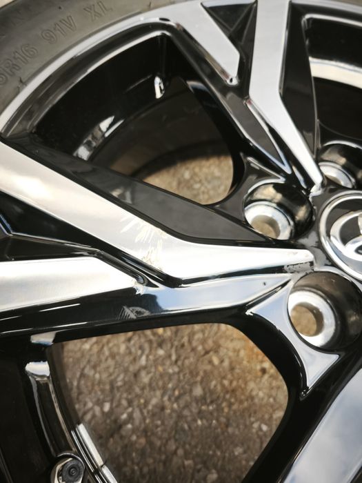 16" оригинални алуминиеви джанти за Toyota Yaris Hybrid.