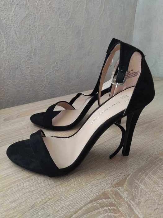 Високи елегантни сандали