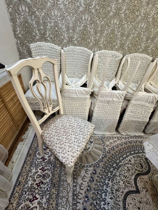 стол и стулья на 12 персон с сервантом