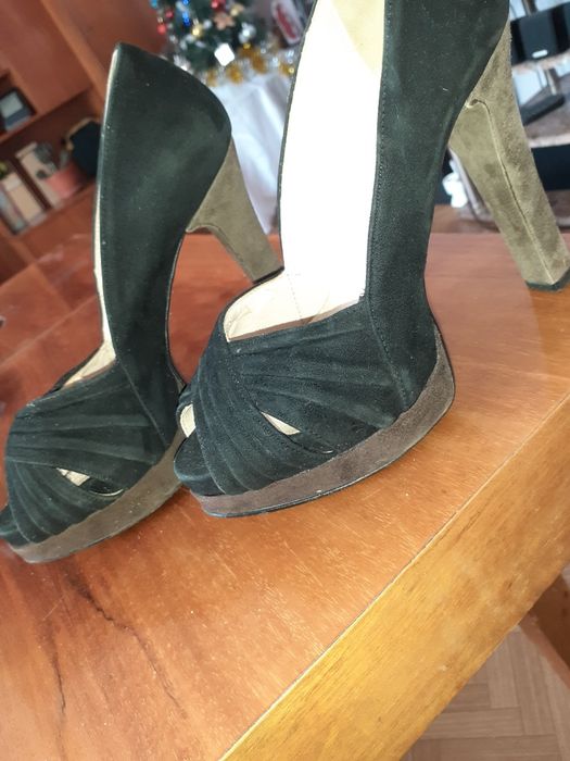 Официални обувки вилурени почти нови номер 35 /36