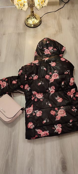 Gecuta Simplicity, deosebita, neagră cu trandafiri, guler înalt