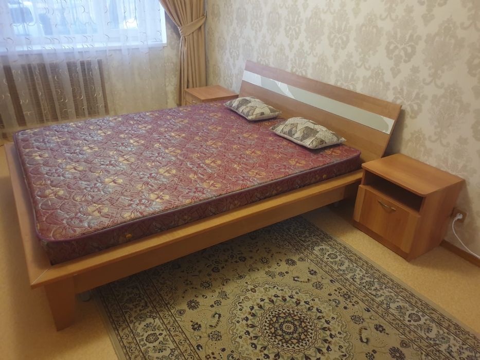 Двухспальная кровать с двумы тумбочками