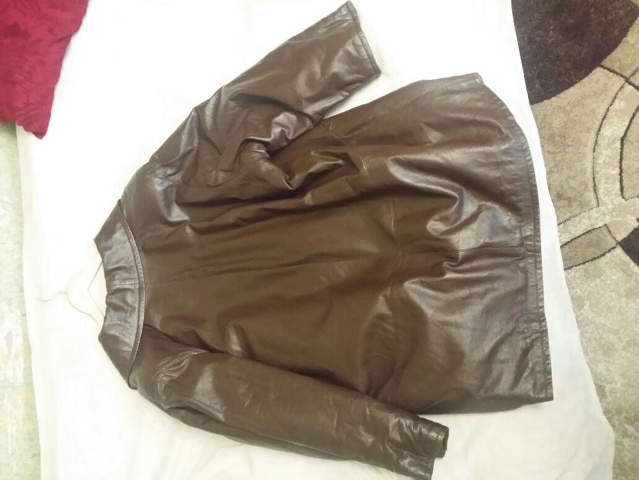 Haina de piele in stare buna