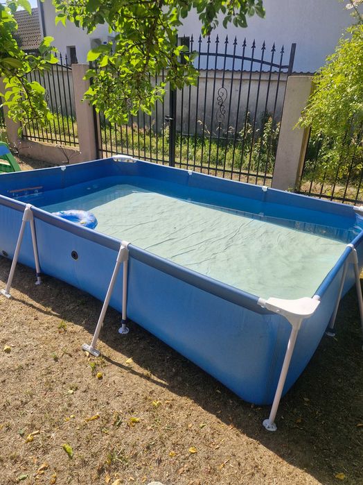 Piscina cu cadru metalic