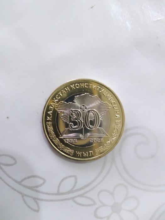 Продам Монеты 200 и 100 тг