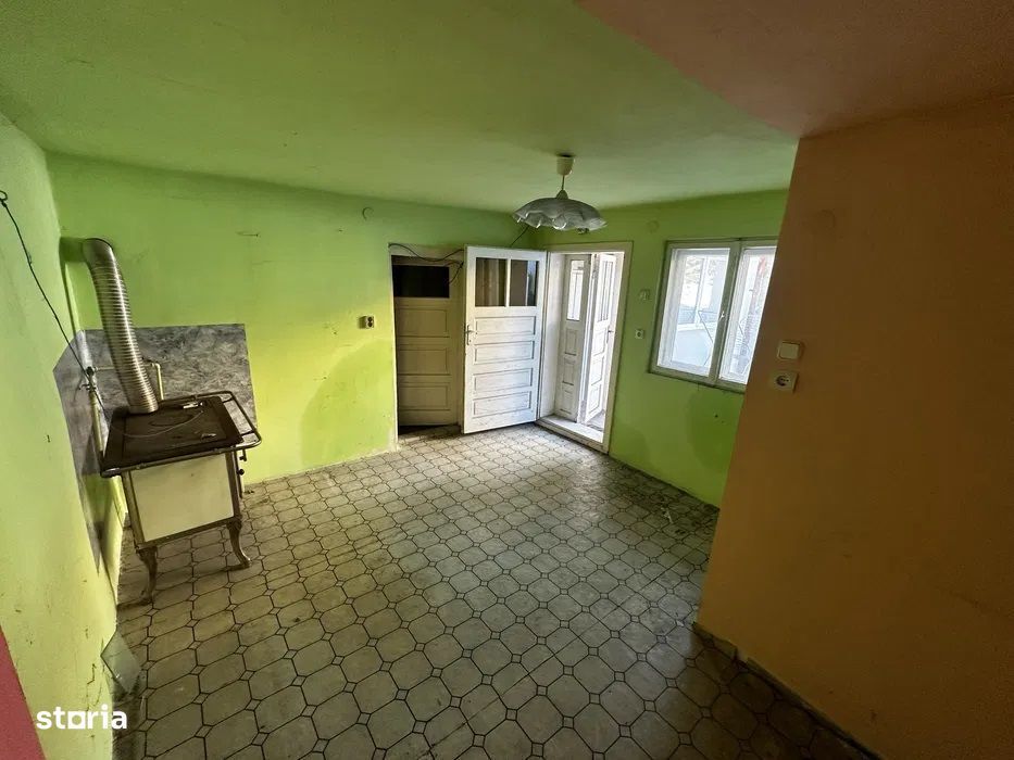 Central - Vanzare casa, curte comuna