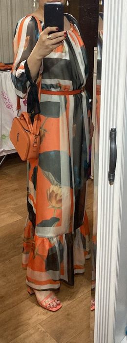 Платье нарядное на подкладе.Подойдет до 48 р.