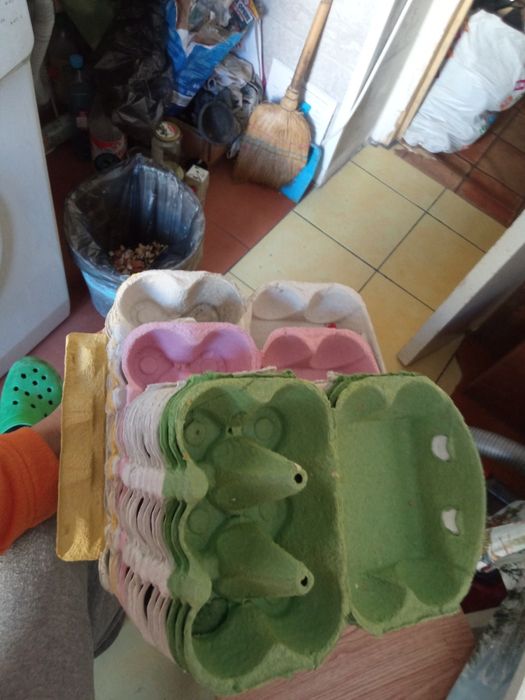 Vand cartoane de oua de 10 locuri  etc. 2 lei bucata