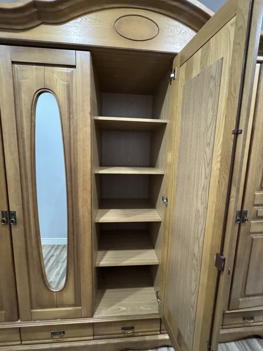 Продам деревянный спальный гарнитур