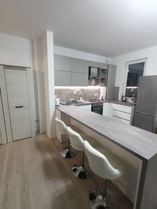 Vand apartament cu 3 camera in Dumbravita (mobilat)