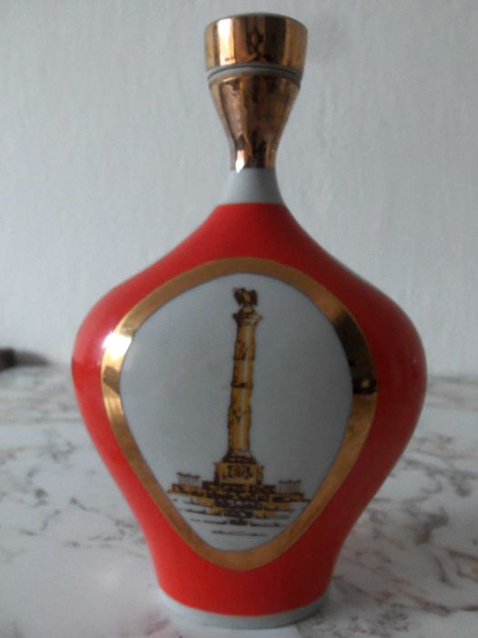 Порцеланов кувшин/каничка, Прибори за хранене.Чинии-дълбоки и плитки.