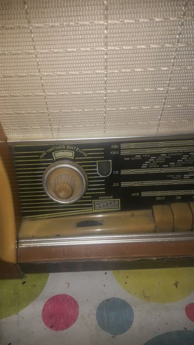 Radio vechi pe lămpi de vinzare